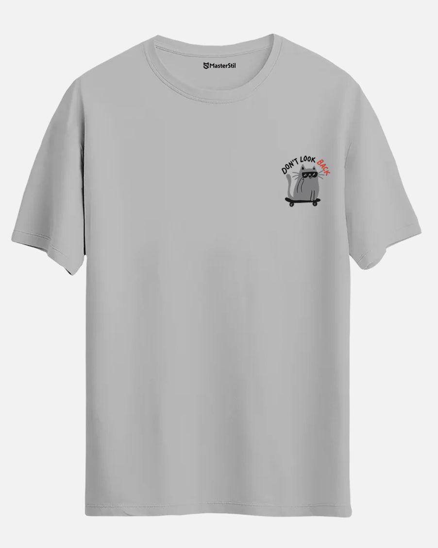 Don't Look Back – Skateboarding Cat T-Shirt