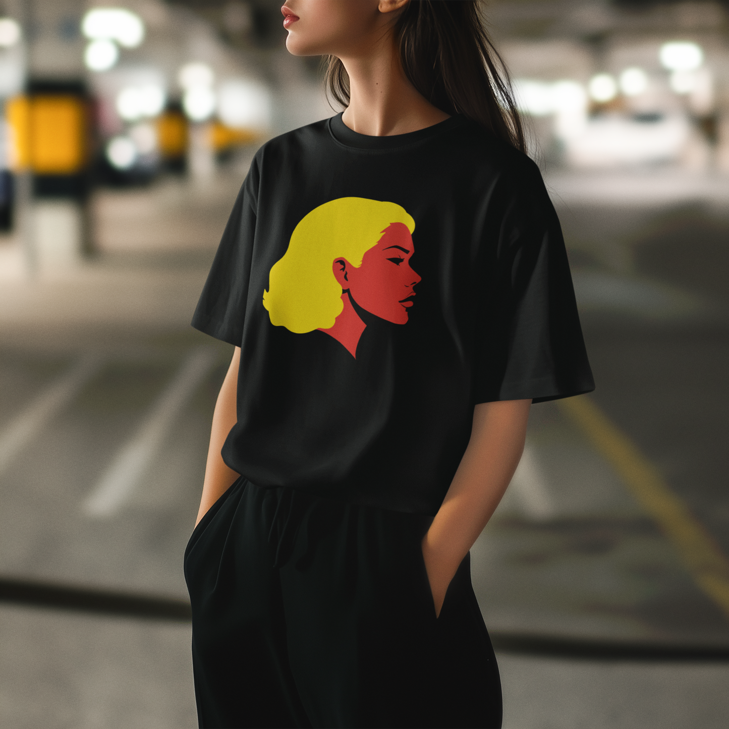 Golden Muse – Sarı Saçlı PopArt Kadın Tişört | Oversize | Retro Glam Stil
