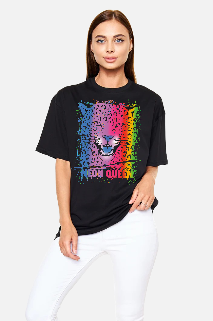 Neon Queen – Retro Renkli Kraliçe Tişört | Oversize | Unisex PopArt Tasarım