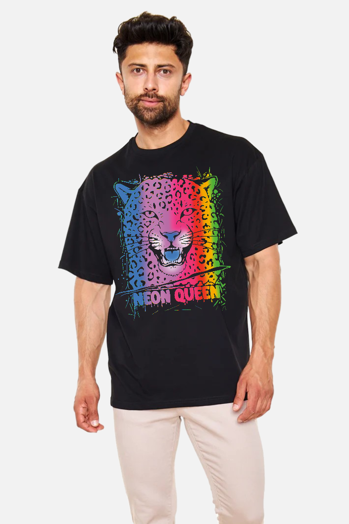 Neon Queen – Retro Renkli Kraliçe Tişört | Oversize Unisex PopArt Tasarım