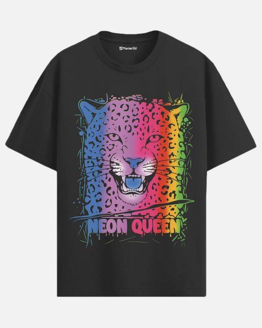 Neon Queen – Retro Renkli Kraliçe Tişört | Oversize Unisex PopArt Tasarım